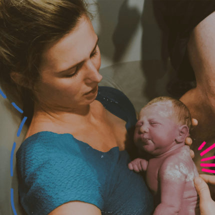 Foto de uma mulher de pele clara segurando um bebê recém-nascido no colo
