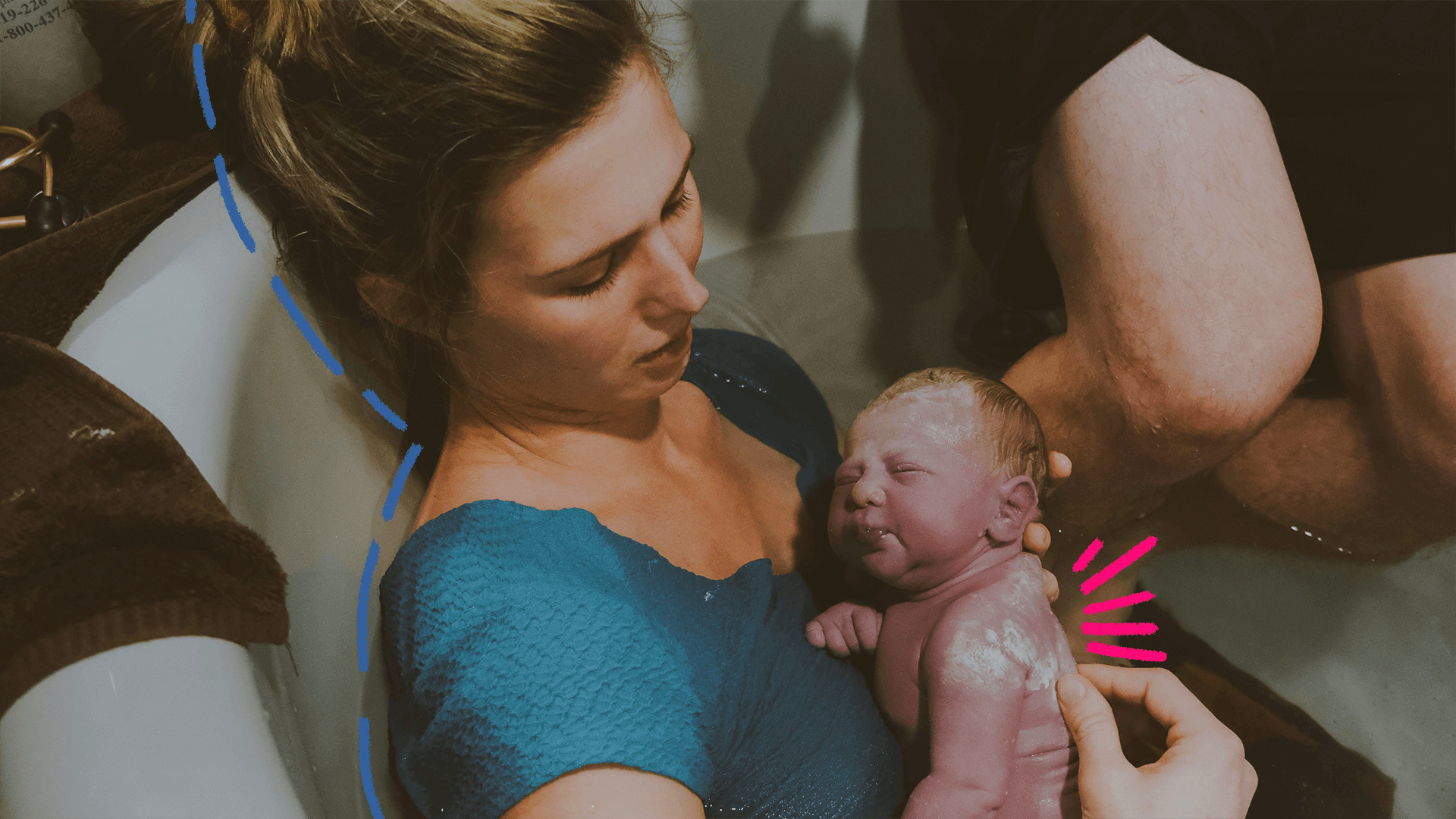 Foto de uma mulher de pele clara segurando um bebê recém-nascido no colo