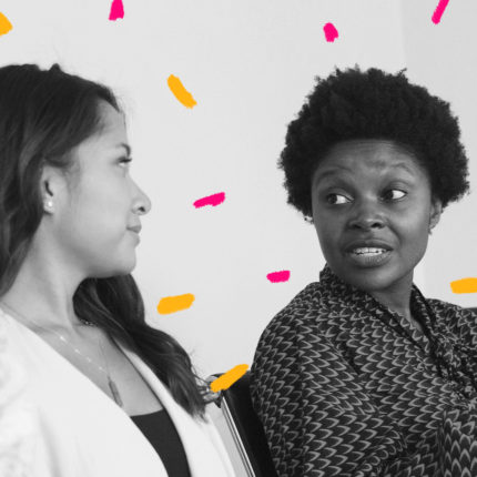 Imagem mostra uma mãe negra e uma mãe branca conversando sentadas.