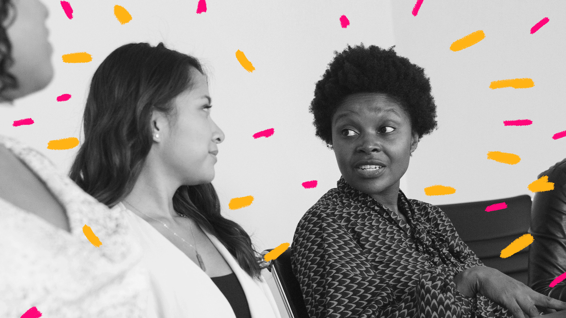 Imagem mostra uma mãe negra e uma mãe branca conversando sentadas.