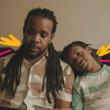Imagem de capa para matéria sobre pais adotados mostra um homem negro e um menino negro sentados lado alado.