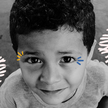 Podcast 'Cria Histórias': Imagem em preto e branco mostra uma menino olhando para a câmera.