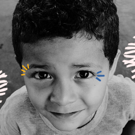 Podcast 'Cria Histórias': Imagem em preto e branco mostra uma menino olhando para a câmera.