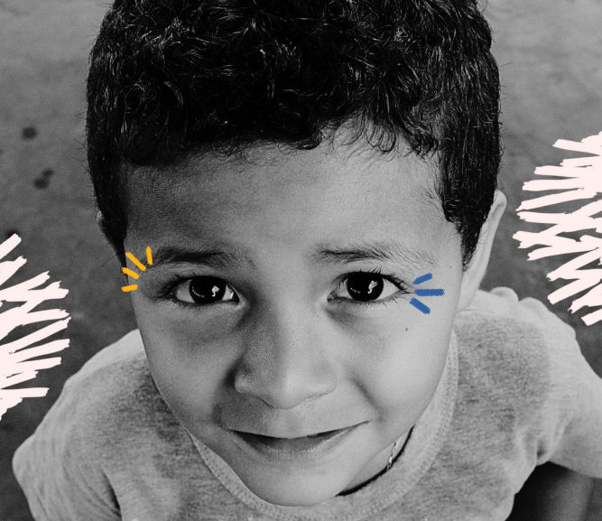 Podcast 'Cria Histórias': Imagem em preto e branco mostra uma menino olhando para a câmera.