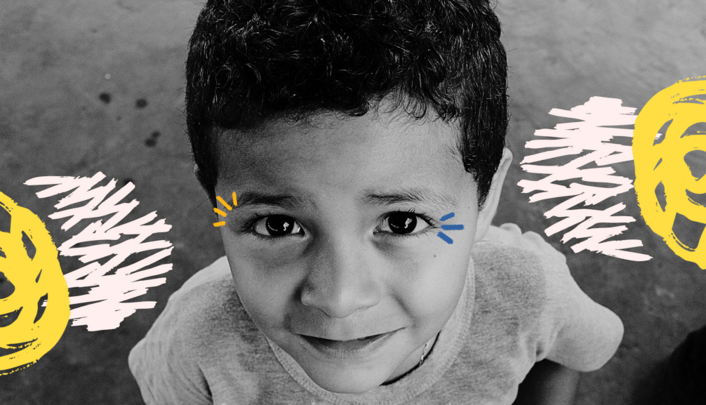 Podcast 'Cria Histórias': Imagem em preto e branco mostra uma menino olhando para a câmera.