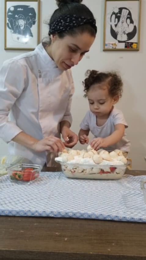 Autonomia infantil: Imagem mostra mulher e criança cozinhando juntas.