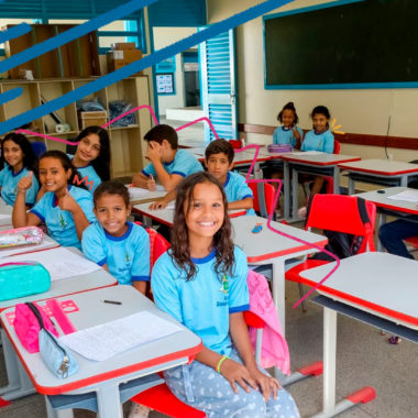 Imagem mostra crianças em sala de aula de escola rural Guariroba, no Distrito Federal.