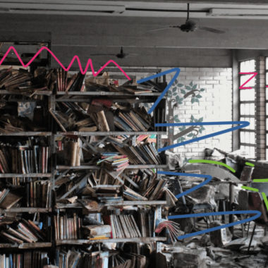 Imagem de capa para matéria sobre escolas resilientes mostra uma biblioteca de escola do Rio Grande do Sul tomada pela lama.
