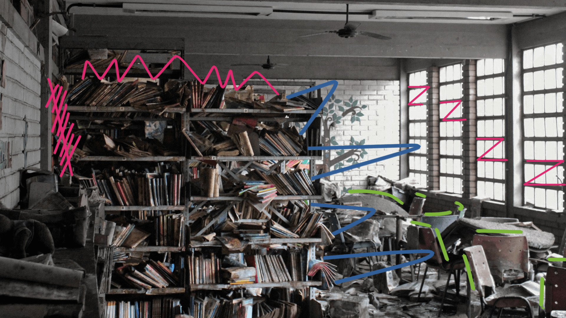 Imagem de capa para matéria sobre escolas resilientes mostra uma biblioteca de escola do Rio Grande do Sul tomada pela lama.