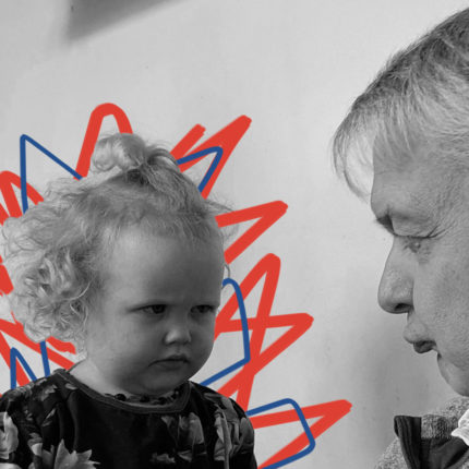Como lidar com a raiva com as crianças: imagem de capa mostra uma menina bebê com expressão facial irritada. Ela olha para uma pessoa idosa.