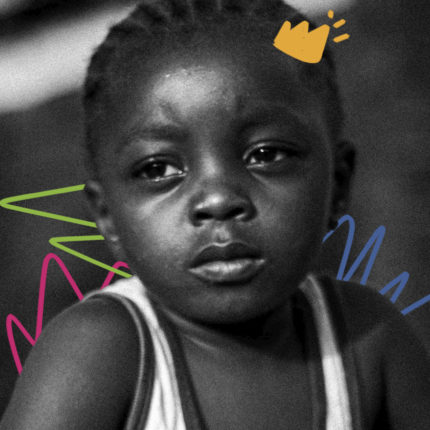 Imagem mostra uma criança negra olhando para o horizonte.