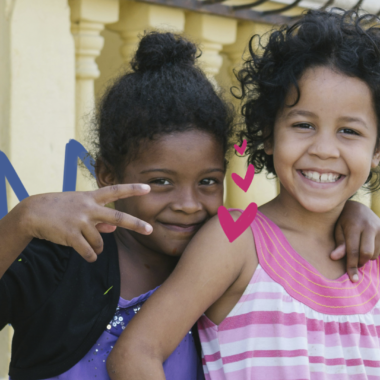 ECA 35 anos: imagem de capa mostra duas crianças, uma menina negra e uma menina parda sorrindo para a foto.
