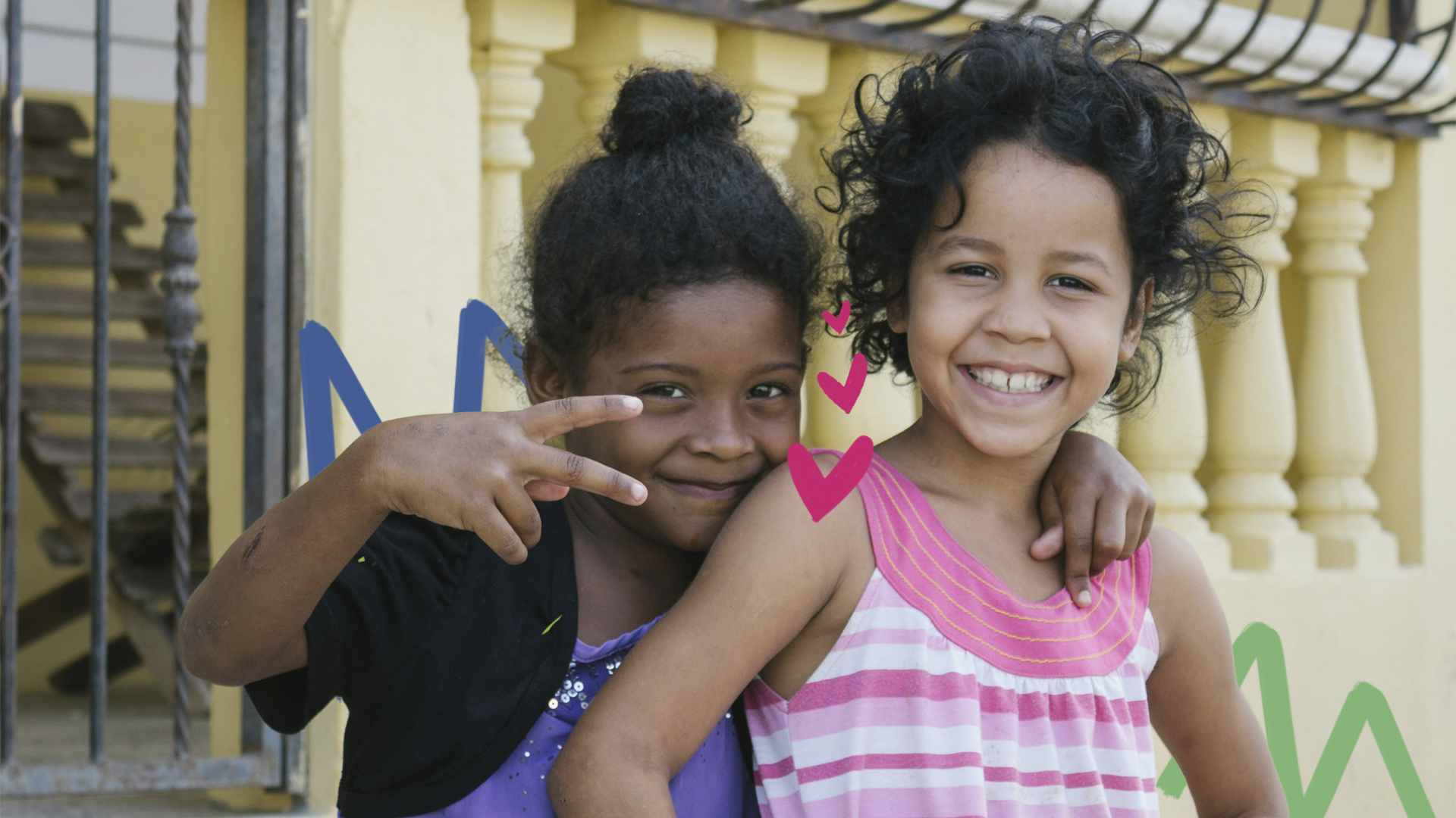 ECA 35 anos: imagem de capa mostra duas crianças, uma menina negra e uma menina parda sorrindo para a foto.