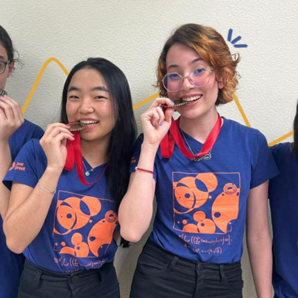 Meninas na matemática: Imagem mostra quatro adolescentes com medalhas e uniformes.