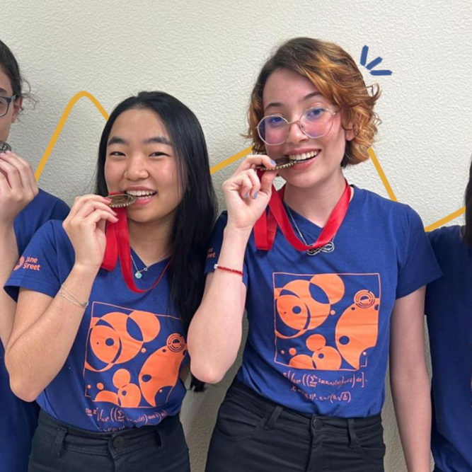 Meninas na matemática: Imagem mostra quatro adolescentes com medalhas e uniformes.
