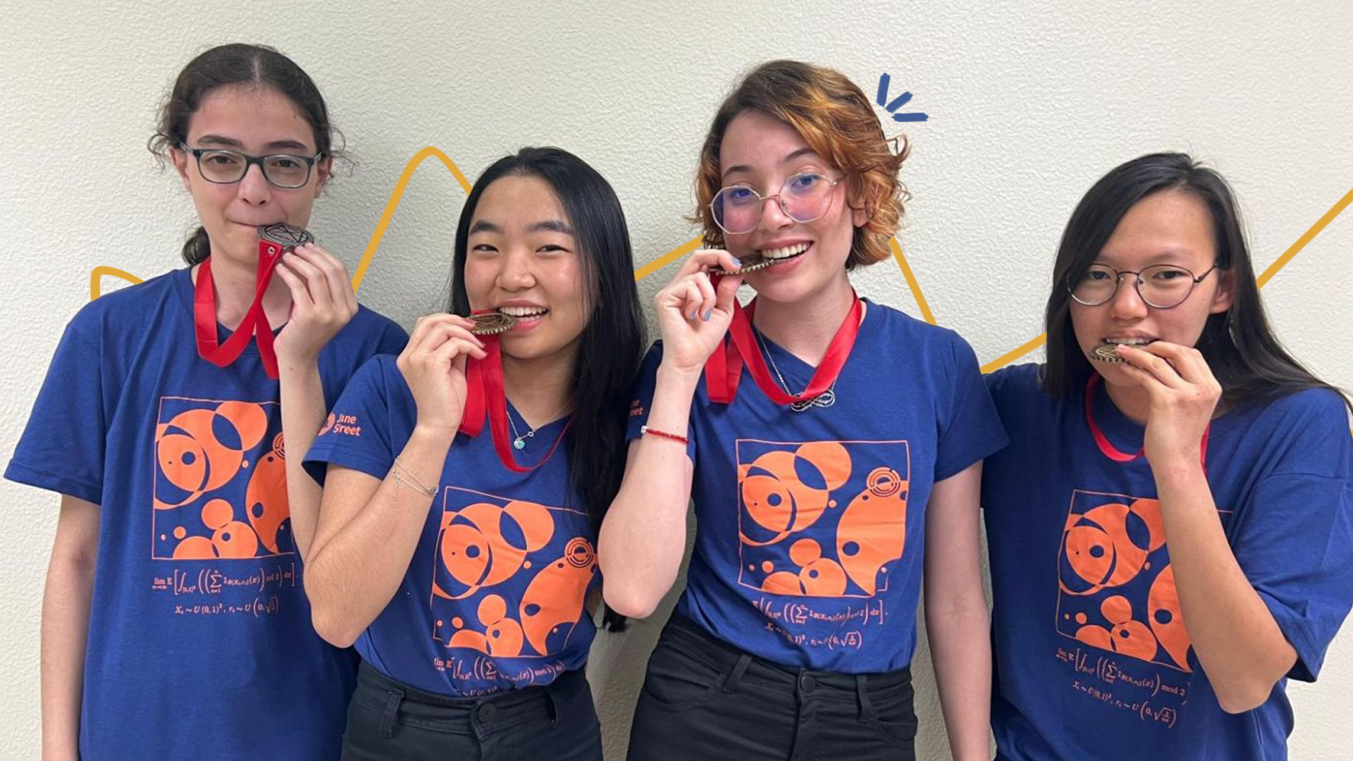 Meninas na matemática: Imagem mostra quatro adolescentes com medalhas e uniformes.