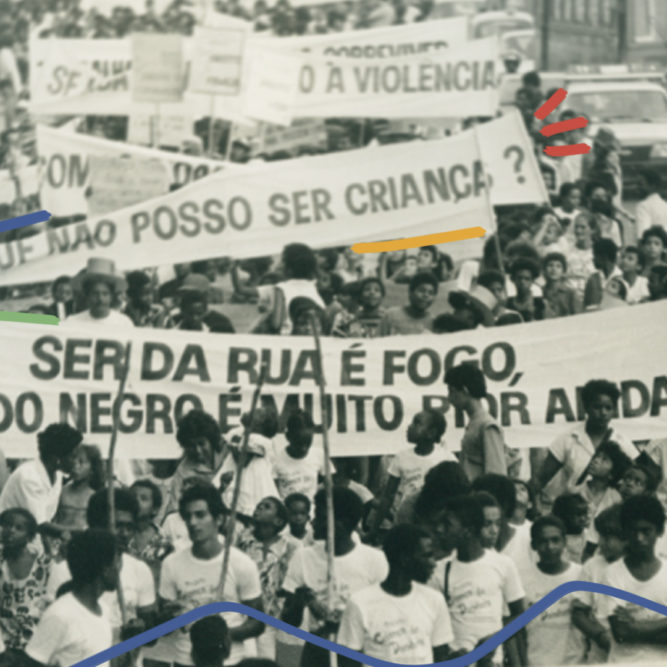 ECA Participação: imagem mostra uma fotografia em preto e branco de uma manifestação com adultos, crianças e adolescentes segurando faixas.