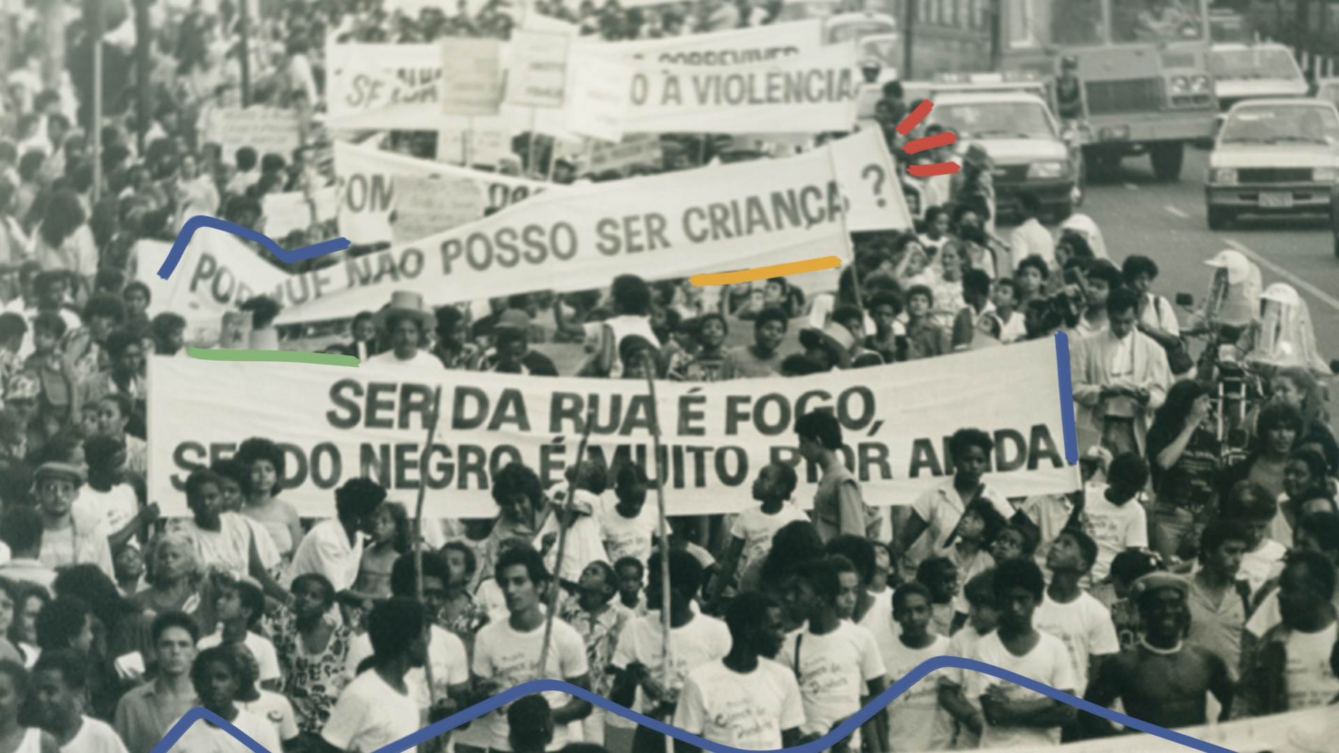 ECA Participação: imagem mostra uma fotografia em preto e branco de uma manifestação com adultos, crianças e adolescentes segurando faixas.