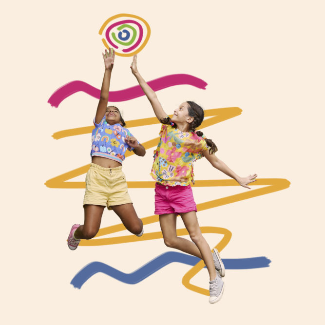 Imagem mostra duas meninas brincando de bola. As duas vestem roupas coloridas. A matéria traz uma série de sugestões do que fazer com as crianças em casa nas férias.