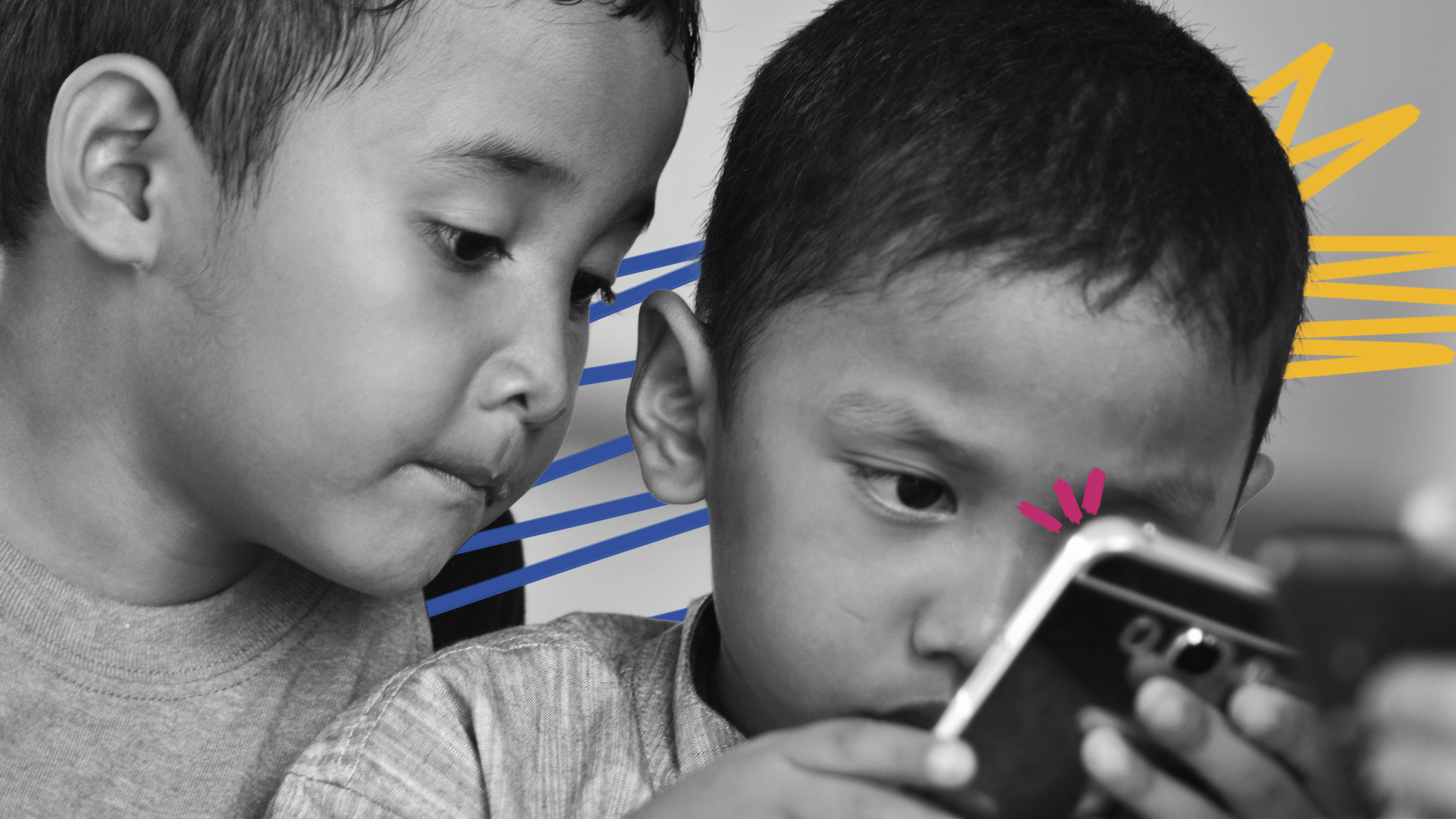 vídeos curtos: imagem de capa mostra duas crianças pequenas olhando um celular.