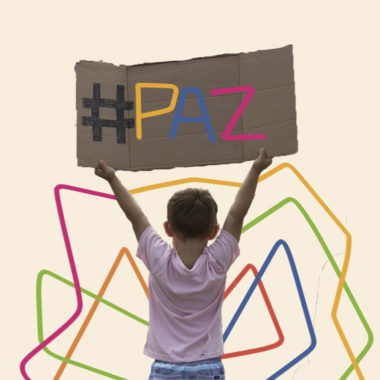 Um menino de costas segura um cartaz onde se lê #Paz. A imagem ilustra uma página com uma série de conteúdos sobre participação infantil.