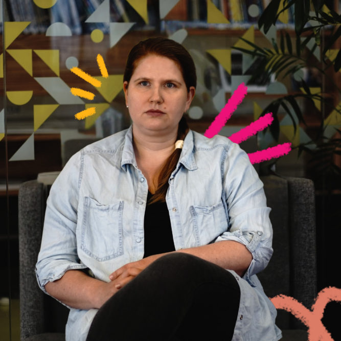 Foto de Zsuzsanna Rutai, uma mulher branca que veste roupa preta e uma camisa jeans. Ela é especialista em direitos da infância e a matéria fala sobre a participação significativa dos mais novos.
