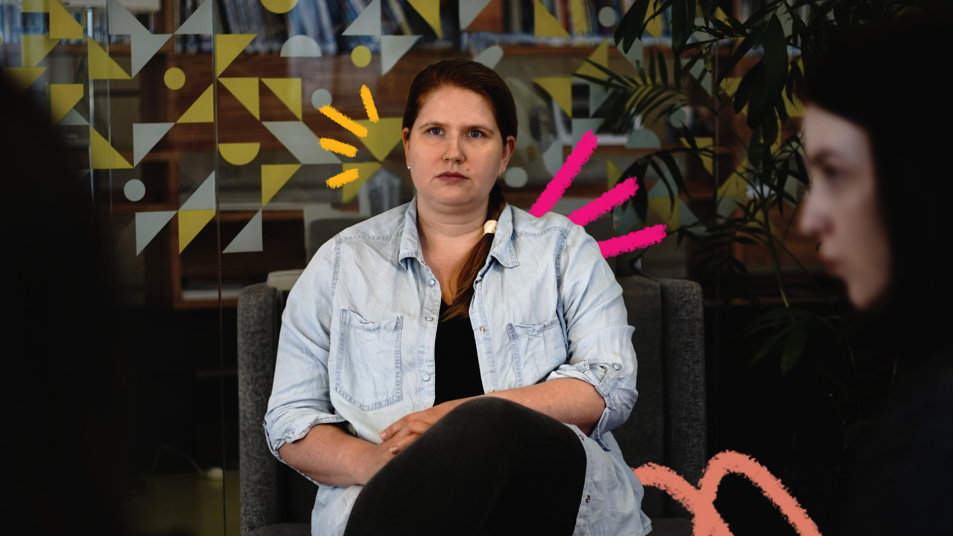 Foto de Zsuzsanna Rutai, uma mulher branca que veste roupa preta e uma camisa jeans. Ela é especialista em direitos da infância e a matéria fala sobre a participação significativa dos mais novos.