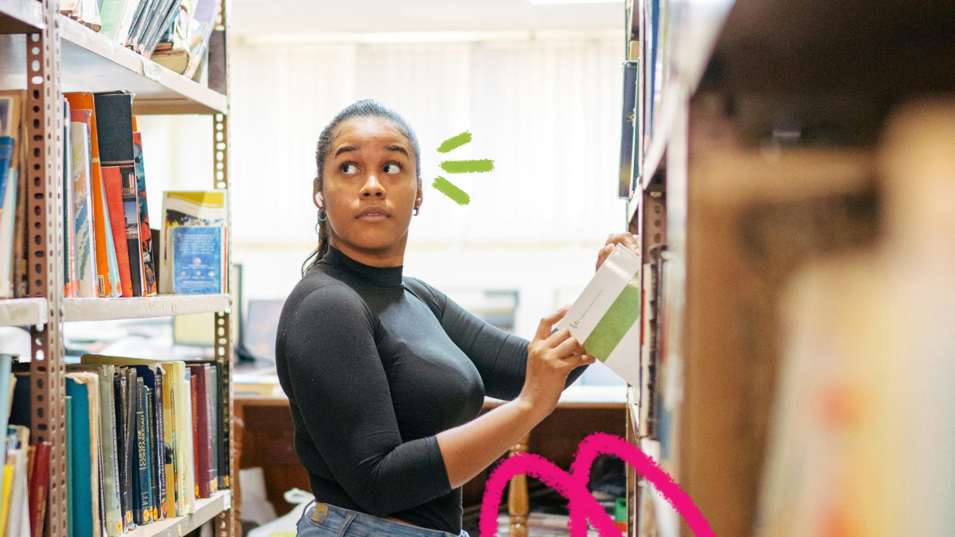 Imagem mostra uma mulher negra vestindo blusa preta em uma biblioteca.