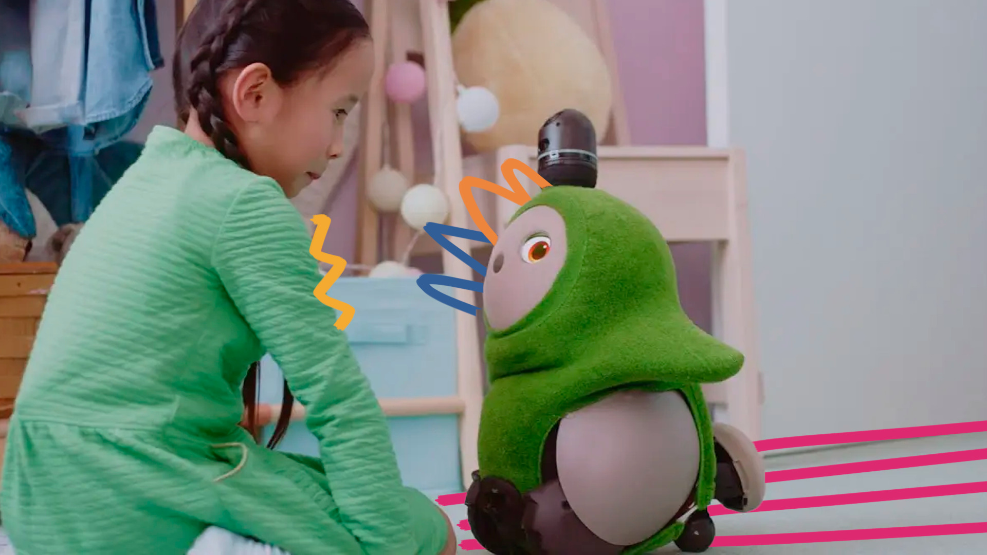 Brinquedos com IA: Imagem mostra uma menina brincando com um robô Lovot verde.