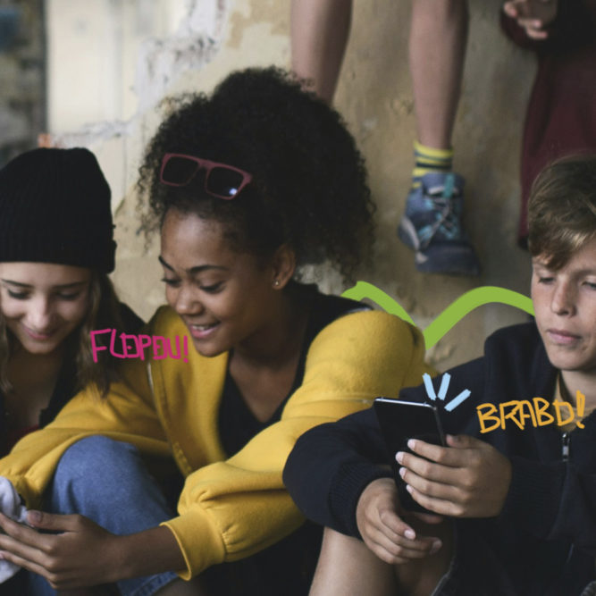 Três adolescentes - duas meninas e um menino - estão sentados no chão olhando para o celular. Na arte, palavras como flopou e brabo ilustram a linguagem dos adolescentes.