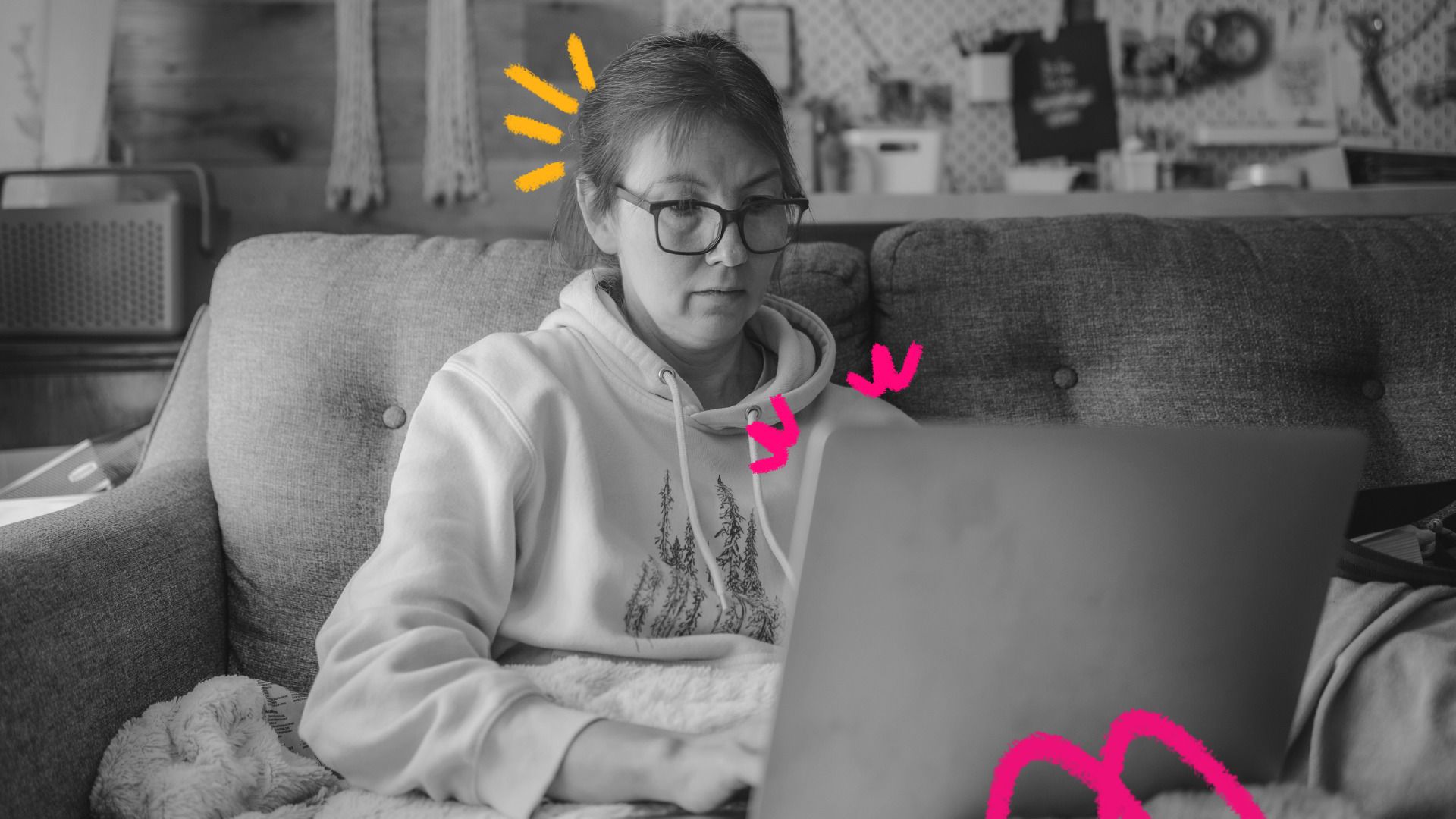Diagnóstico de internet: Imagem mostra uma mulher sentada branca, de cabelos lisos presos, óculos e moleton, sentada em um sofá e usando um notebook.