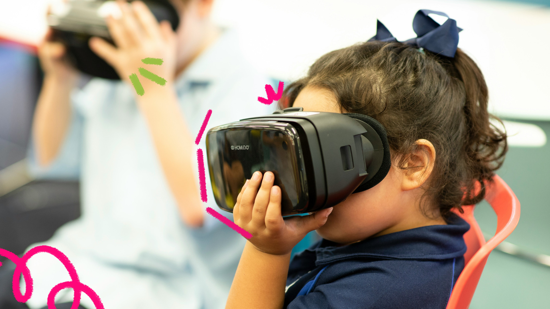 Uma menina e um menino em segundo plano usam óculos de realidade virtual
