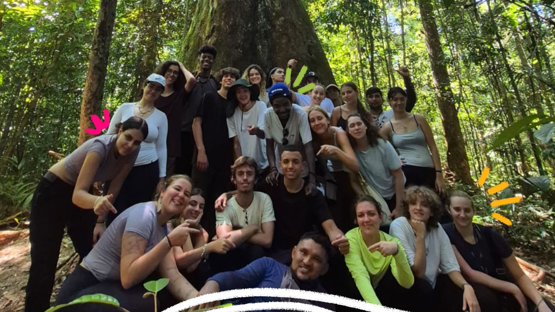 COP30 — também-é-assunto-de-criança como-falar-nas-escolas-portal-lunetas Imagem mostra projeto sobre COP30 nas escolas. Um grupo de adolescentes estão no meio de uma floresta ao redor de uma árvore.