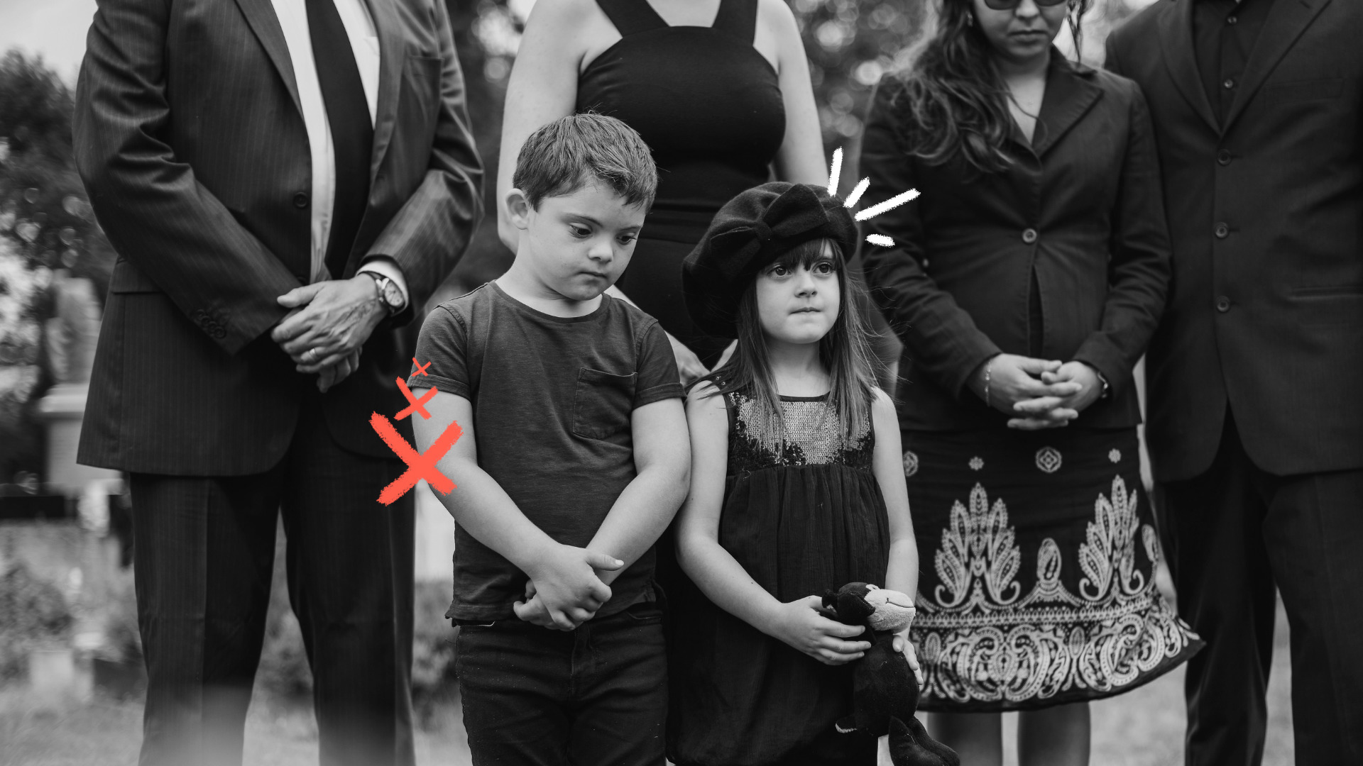 luto infantil Imagem de capa para matéria sobre crianças que perderam a mãe ou o pai mostra uam foto em preto e branco mostra duas crianças tristes, em um velório, rementendo ao luto infantil.
