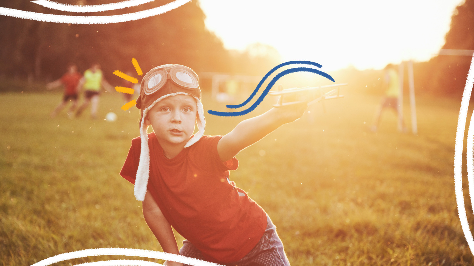 Minuto-Lunetas-como-a-arte-acende-a-imaginação-das-crianças-portal-lunetas Imagem mostra criança brincando ao ar livre em um campo gramado. Ela usa um chapéu de aviador e segura um avião de brinquedo.