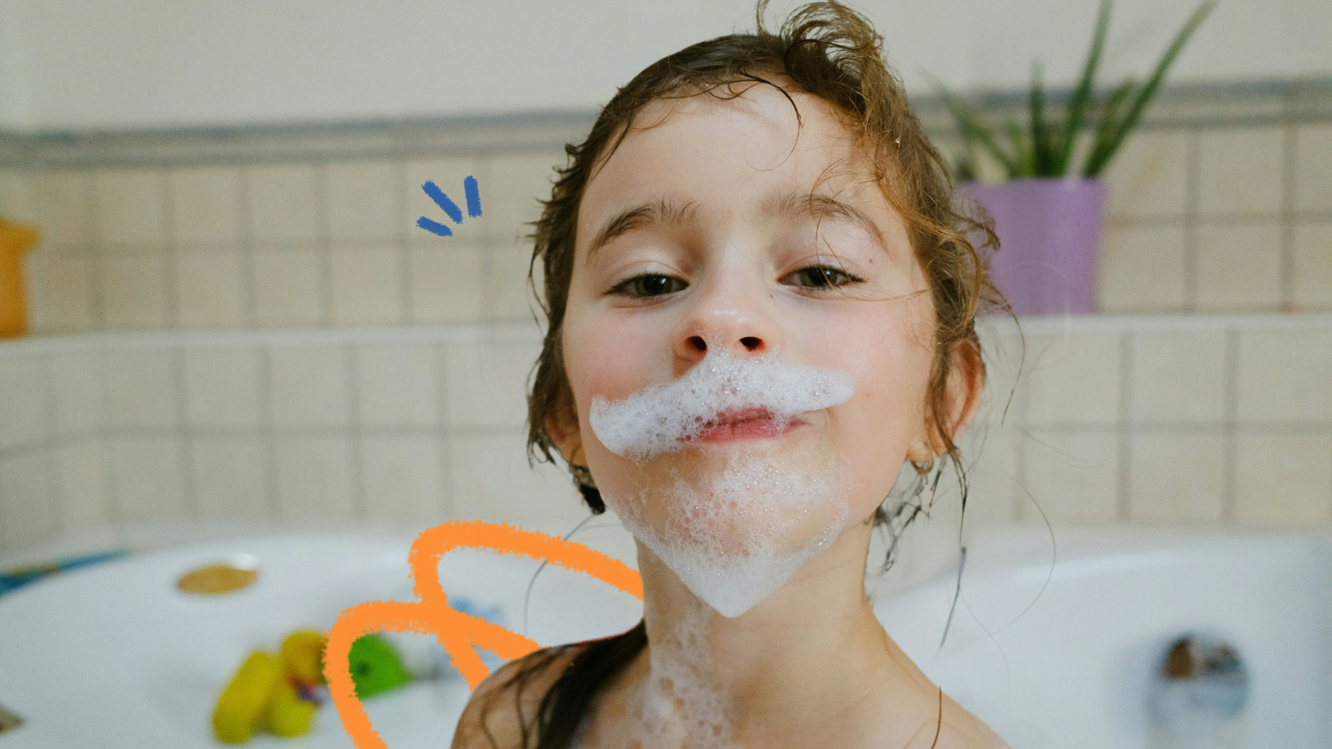 Imagem de capa para matéria sobre hgiene pessoal das crianças mostra uma menina branca, de cabelos molhados e espuma no rosto.