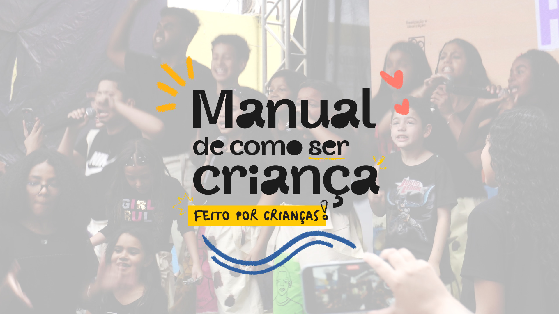‘Manual-de-como-ser-criança’ é-lei-brincar,-respeitar-e-sonhar-portal-lunetas Foto de um grupo de crianças no plano de fundo e à frente o texto Manual de como ser criança feito por crianças