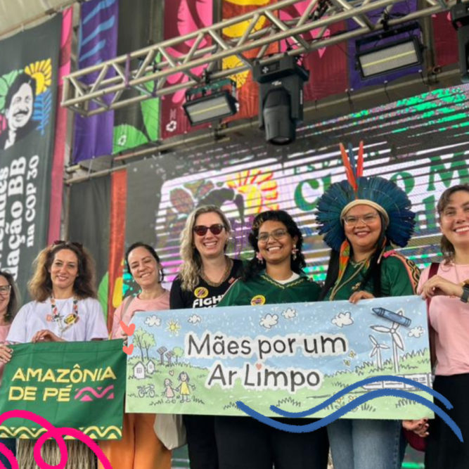 Imagem de capa mostra um grupo de mães na COP segurando faixas.