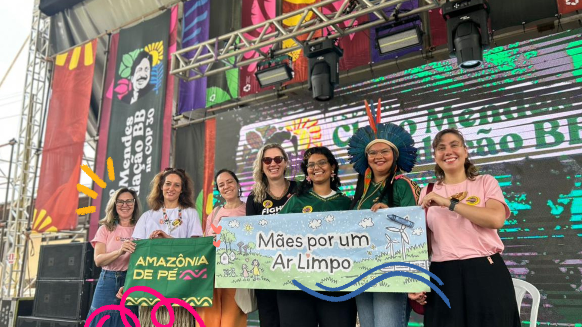 Imagem de capa mostra um grupo de mães na COP segurando faixas.