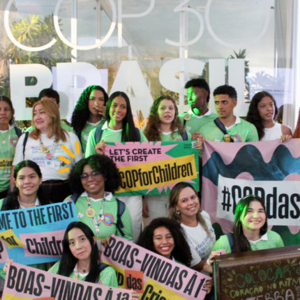 Imagem mostra grupo de estudantes e alunos vencedores do prêmio Criativos Escola + Natureza na COP30.