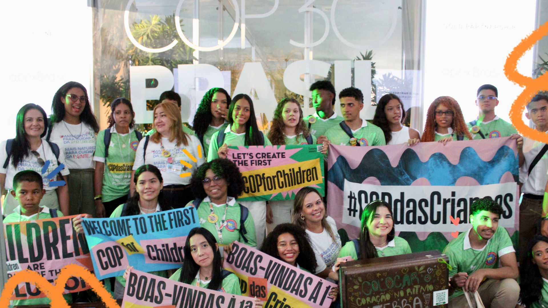 Imagem mostra grupo de estudantes e alunos vencedores do prêmio Criativos Escola + Natureza na COP30.