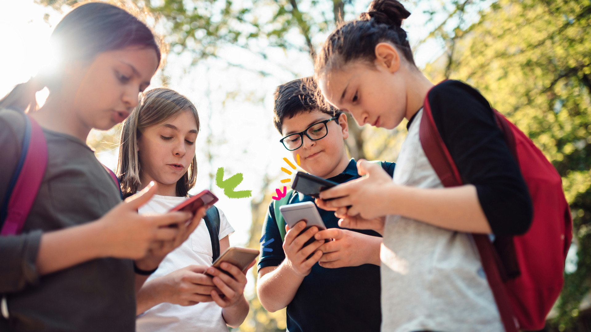 Imagem mostra quatro crianças lado a lado, ao ar livre. Cada uma está olhando para a tela de seu próprio celular. Todas carregam mochilas e parecem concentradas nos aparelhos, sem interagir entre si. A cena acontece em um ambiente com árvores ao fundo e luz do sol filtrada. Pequenos desenhos coloridos foram adicionados perto dos celulares.