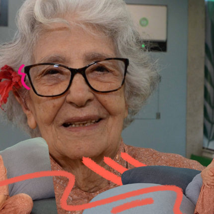 Montagem com fotos de Lydia Hortélio, uma senhora de cabelos brancos e óculos, com uma flor vermelha no cabelo.