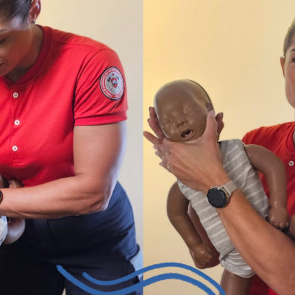 Imagem mostra duas fotos lado a lado de da bombeira Andresa Santos para ilustrar matéria sobre segurança nas férias. Ela veste uniforme vermelho demonstrando procedimentos de primeiros socorros com um boneco bebê. À esquerda, ela segura o boneco inclinado para baixo e realiza manobras nas costas. À direita, sustenta o boneco na posição vertical, apoiando a cabeça e o corpo, enquanto olha para a câmera.