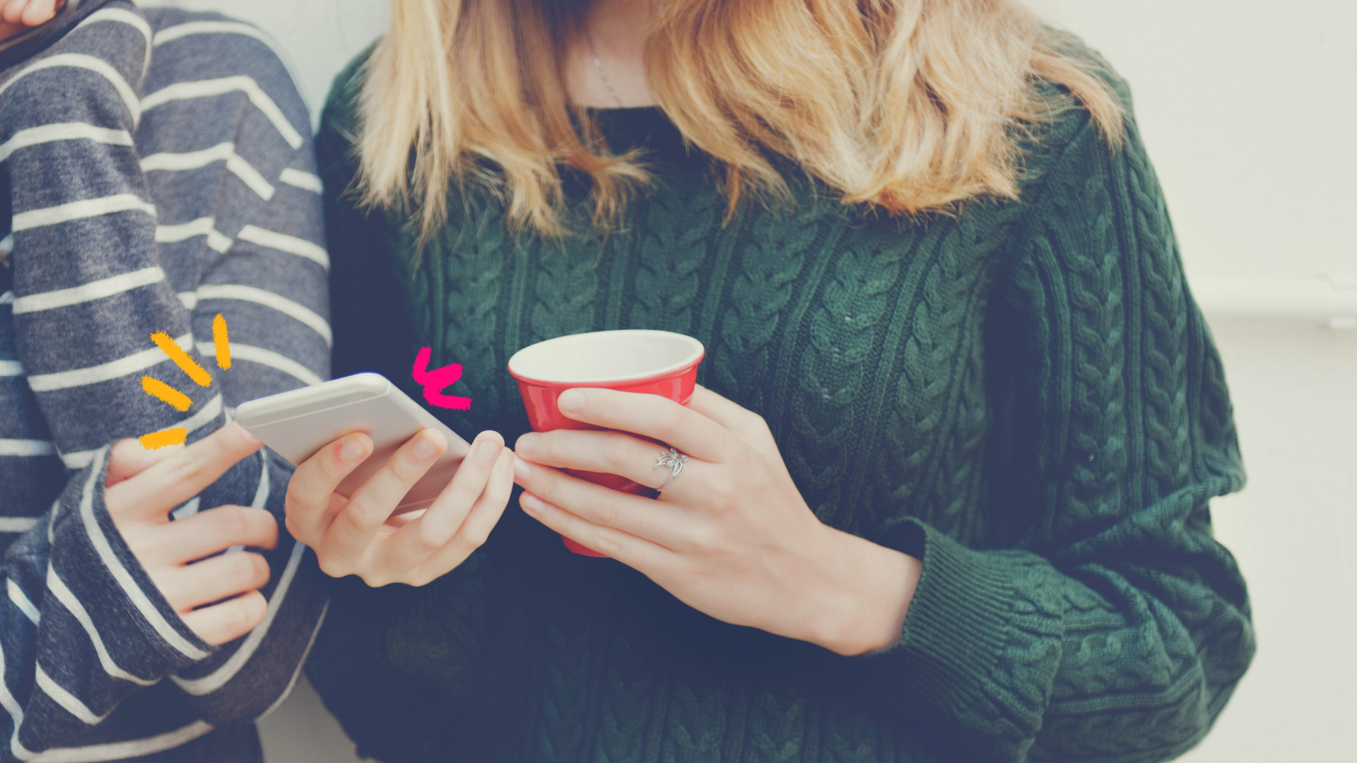 Imagem mostra apenas as mãos de uma adolescente segurando uma xícara e um celular. Ela ilustra uma reportagem sobre redes sociais e infância