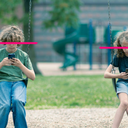 Imagem que ilustra matéria sobre telas e políticas públicas mostra duas crianças sentadas em balanços em um parque. Cada uma está olhando para a tela de um celular. Uma faixa rosa cobre a região dos olhos de ambas.