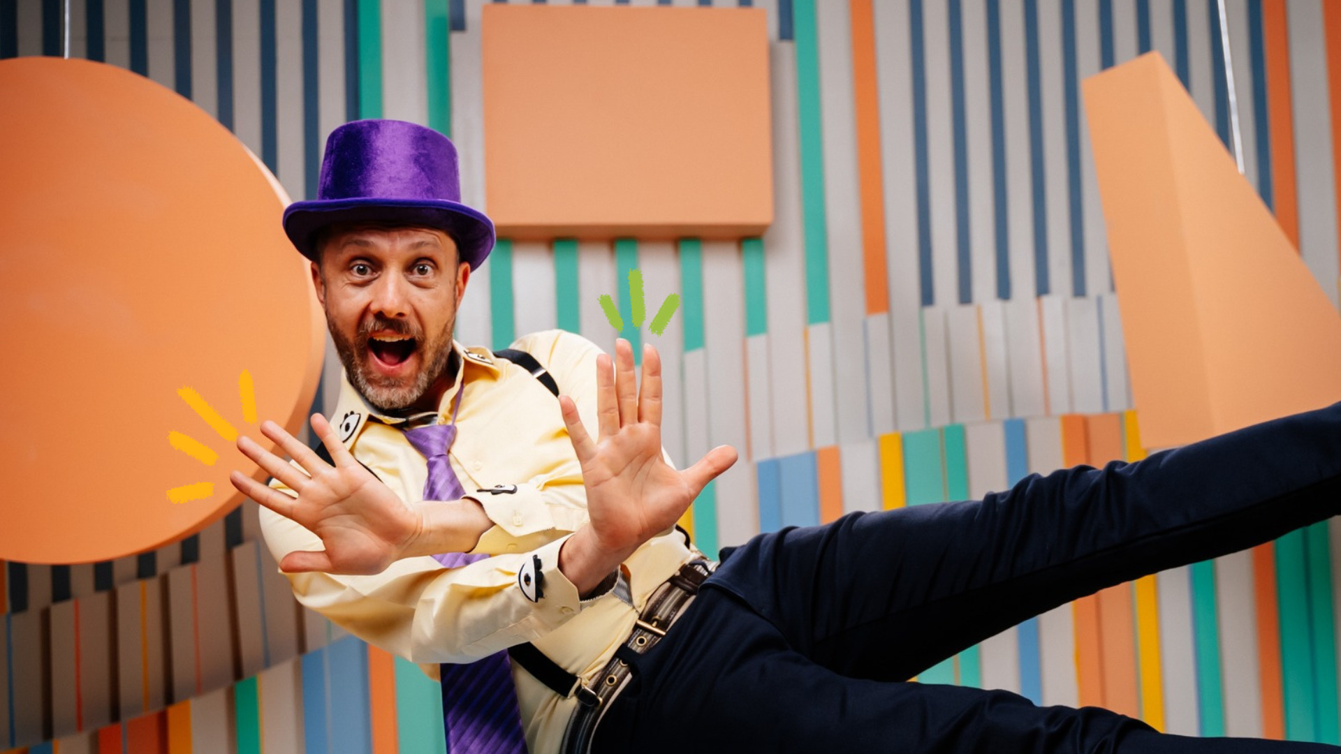 Imagem de capa de matéria sobre tédio nas férias mostra Nélio Sprea, um homem branco, com chapéu roxo e roupa amarela pulando.