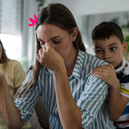mãe com duas criancas