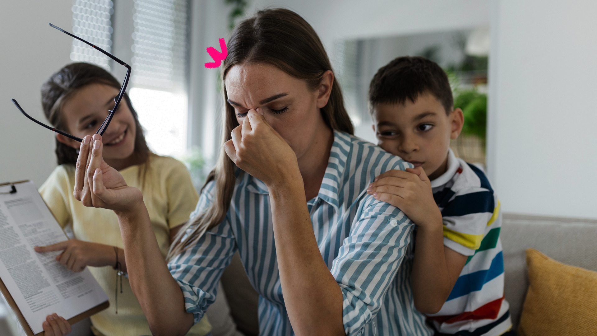 mãe com duas criancas