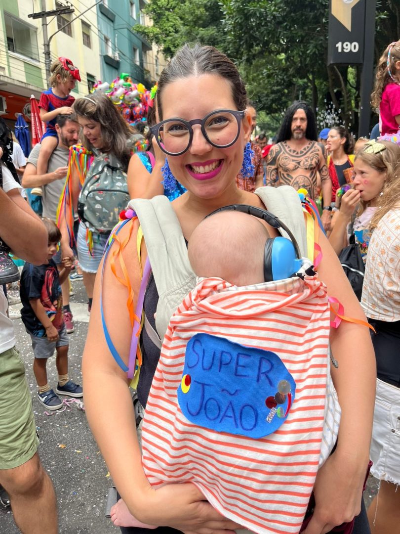 Mulher com bebê no colo no carnaval de São Paulo